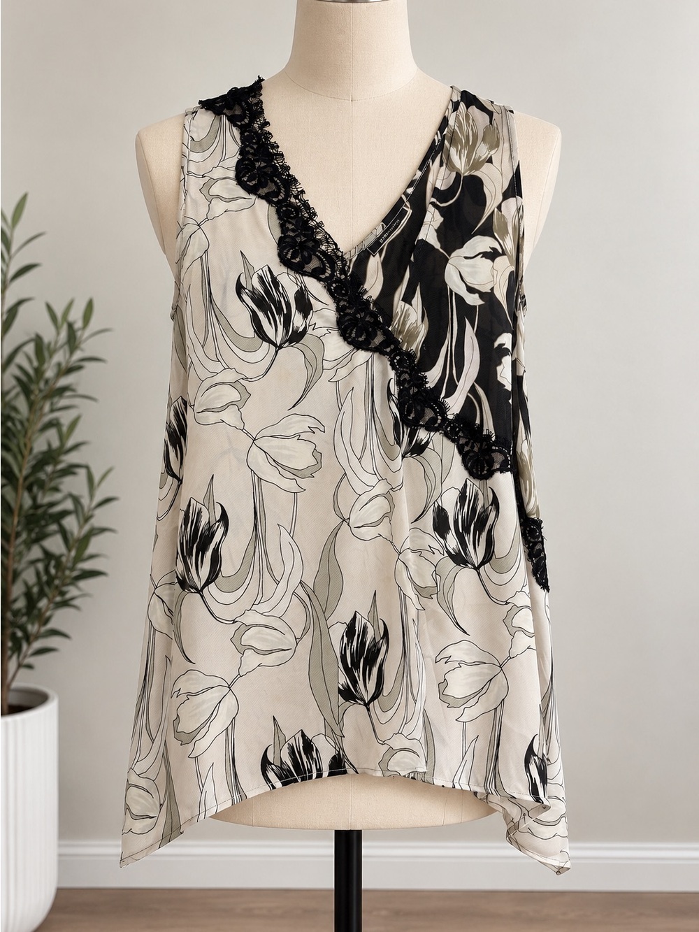 BCBGMAXAZRIA Floral Lace Trim Sleeveless Blouse Size